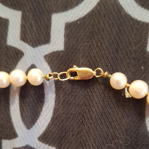 Elegant White Freshwarer Pearl Necklace With 14 Carat Gold Clasp - Picture 2 of 8